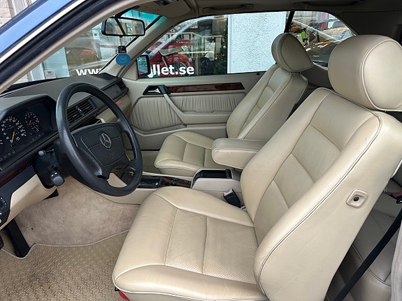 Mercedes-Benz E320 10 of 13