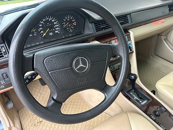 Mercedes-Benz E320 5 of 5