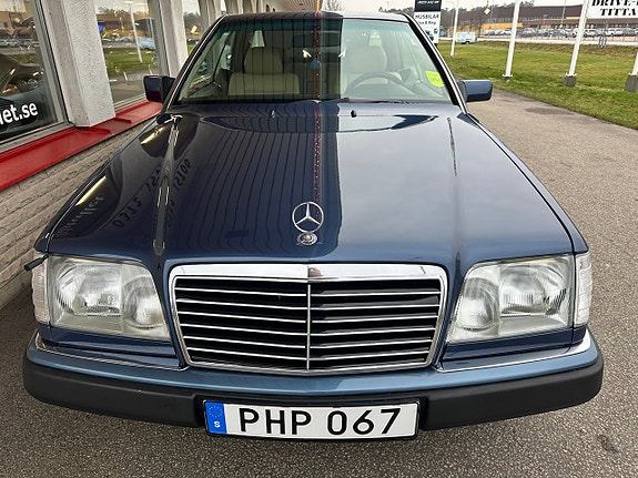 Mercedes-Benz E320 7 of 13
