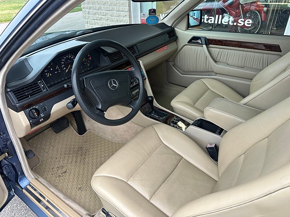 Mercedes-Benz E320 4 of 5