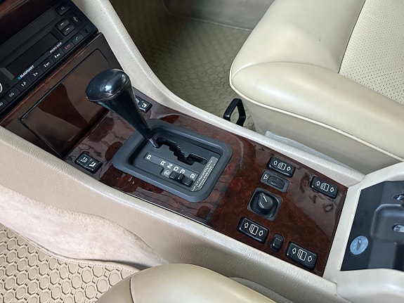 Mercedes-Benz E320 9 of 13