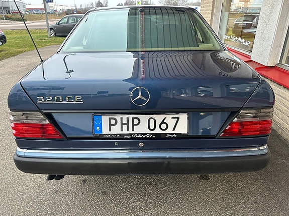 Mercedes-Benz E320 8 of 13