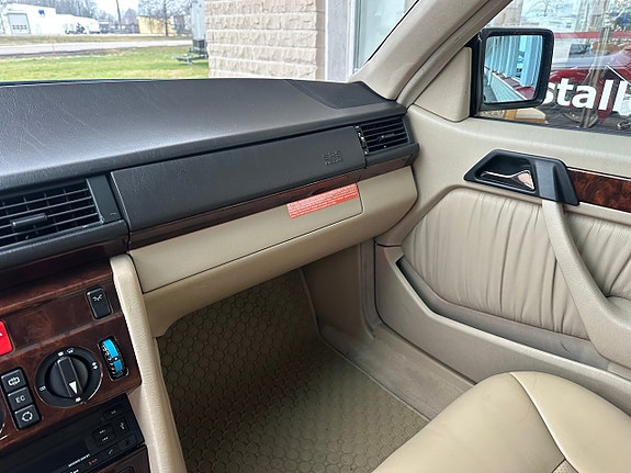 Mercedes-Benz E320 13 of 13