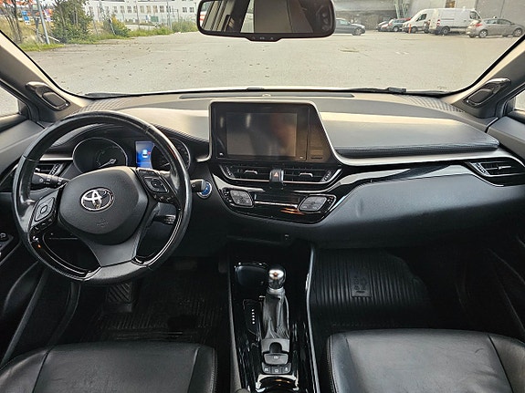 Toyota C-HR 10 of 13