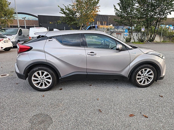 Toyota C-HR 6 of 13