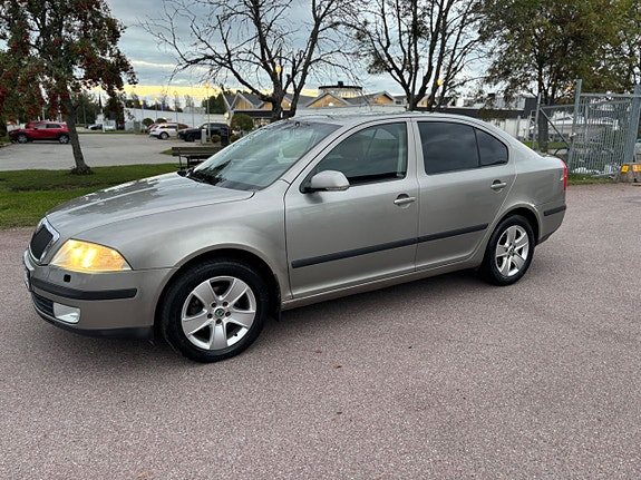 Skoda Octavia 2 of 5