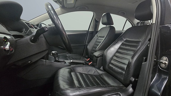 Volkswagen Jetta 2 of 5