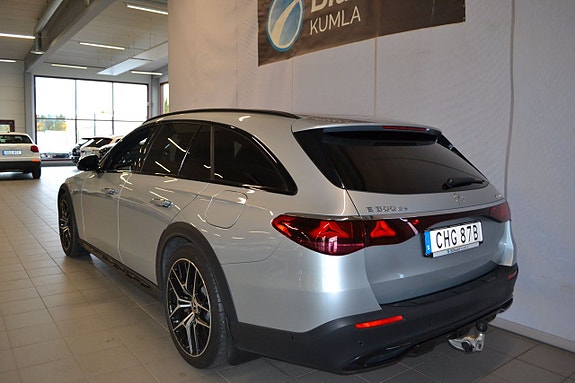 Mercedes-Benz E300 de 3 of 5