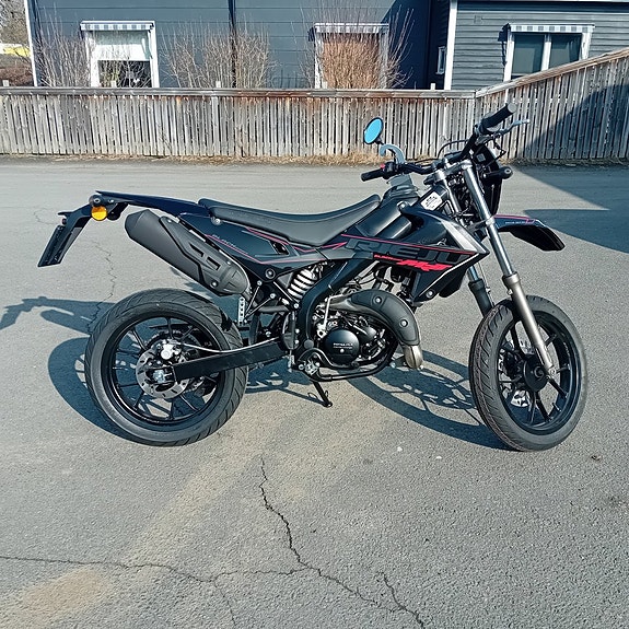 Rieju MRT 50  Black Series // Inkl. hjälm & lås.