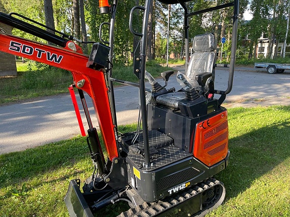 Minigrävare TW12p, alla skopor mm ingår i priset. 5 of 12