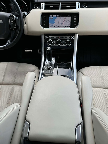Land Rover Range Rover Sport 22 of 28