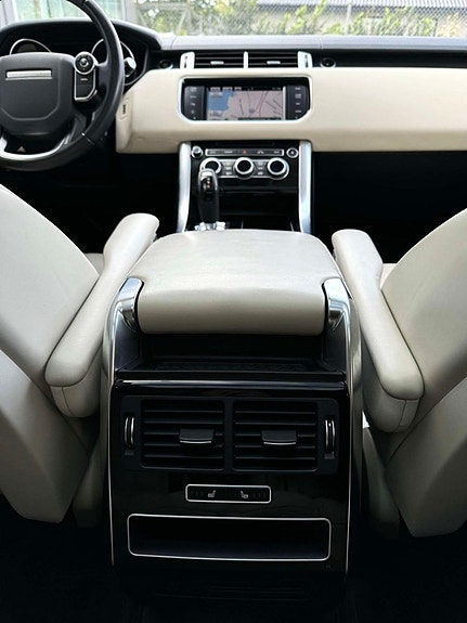 Land Rover Range Rover Sport 24 of 28