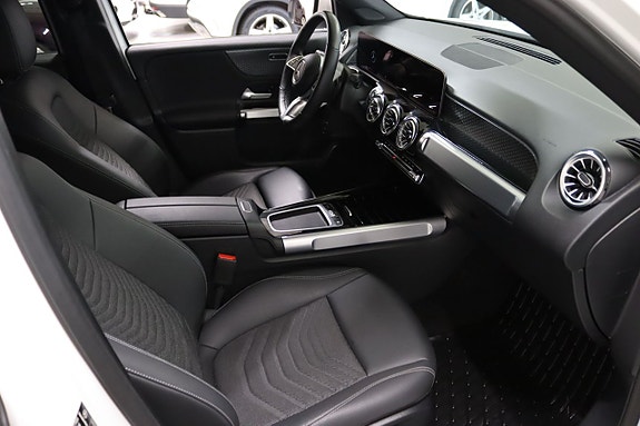 Mercedes-Benz GLB200 21 of 22