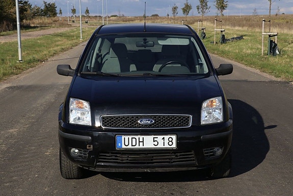 Ford Fusion 2 of 5