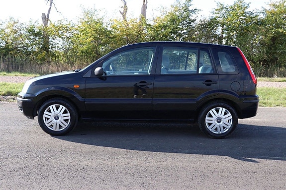 Ford Fusion 4 of 5