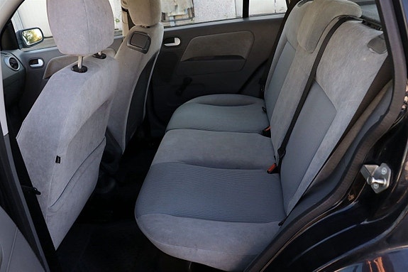 Ford Fusion 10 of 14
