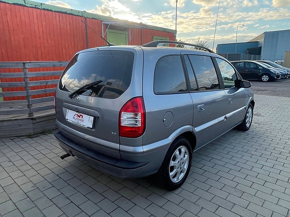 Opel Zafira 3 of 5