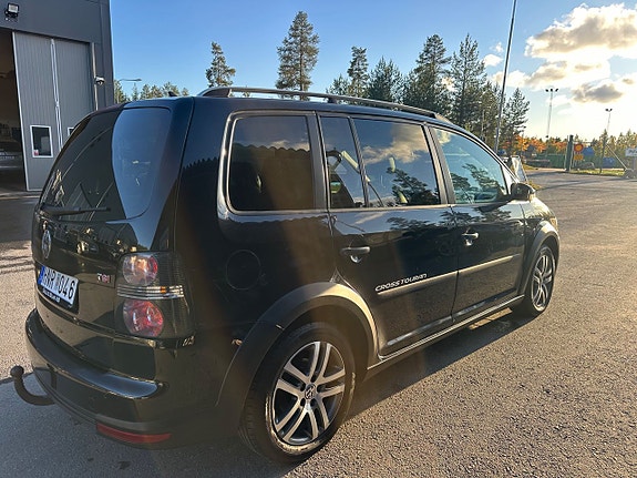 Volkswagen Touran Cross 8 of 16