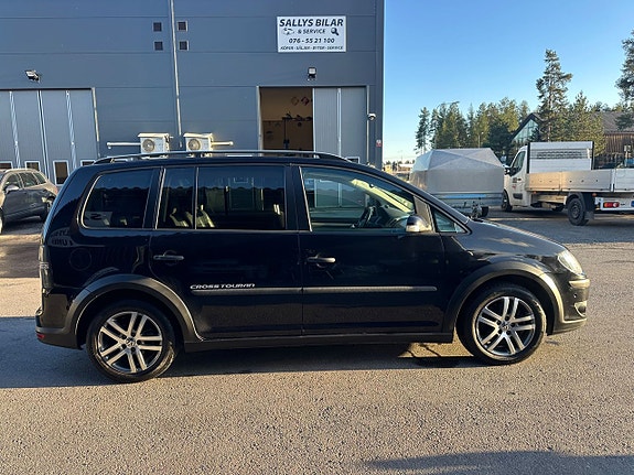 Volkswagen Touran Cross 7 of 16