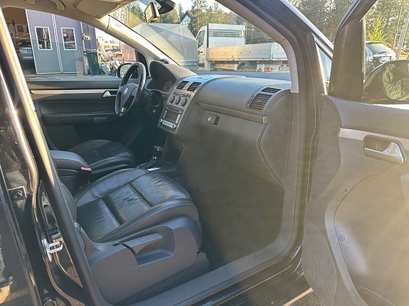 Volkswagen Touran Cross 15 of 16