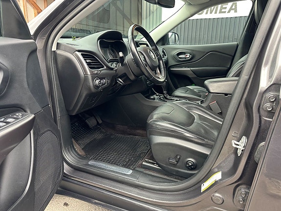 Jeep Cherokee 11 of 12
