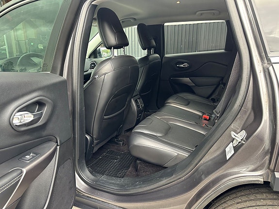 Jeep Cherokee 9 of 12