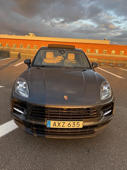 Porsche Macan 2 of 5