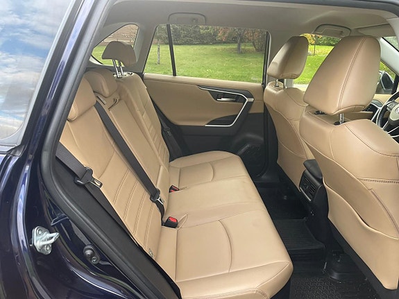 Toyota RAV4 7 of 12
