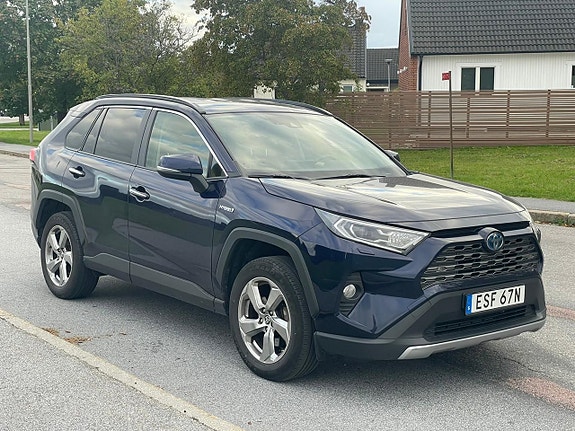Toyota RAV4 2 of 12