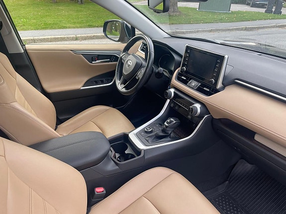 Toyota RAV4 5 of 12