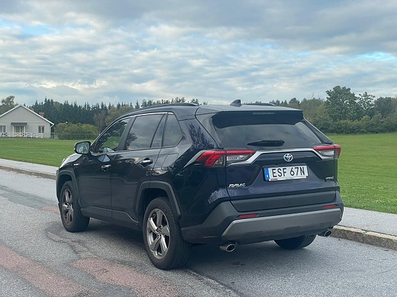 Toyota RAV4 4 of 12
