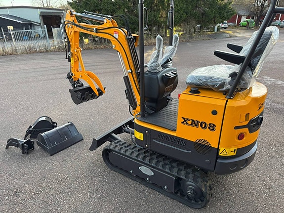 Fabriksny minigrävare XN08 inkl. svängbar bom, tre skopor mm
