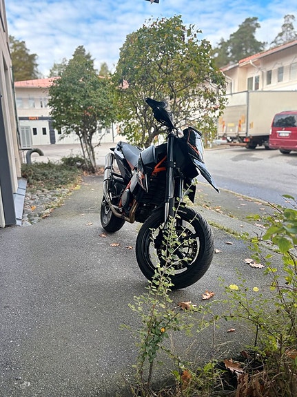 KTM 690 SM R 3 of 4