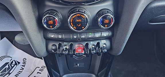 MINI Cooper 13 of 21