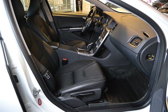 Volvo V60 Cross Country 5 of 5