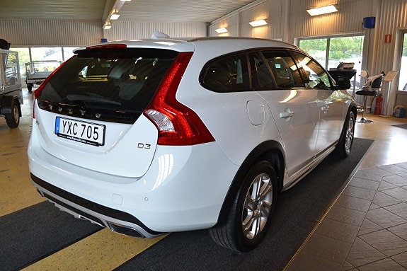 Volvo V60 Cross Country 3 of 5