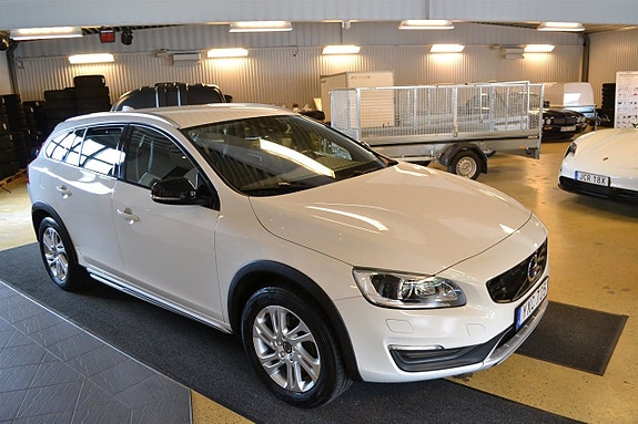 Volvo V60 Cross Country 2 of 5