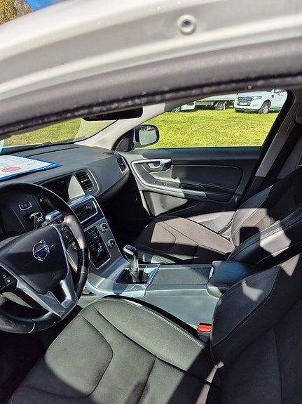Volvo S60 4 of 5