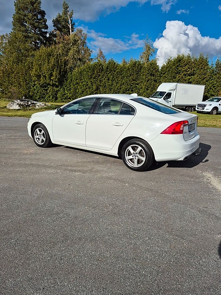 Volvo S60 3 of 5