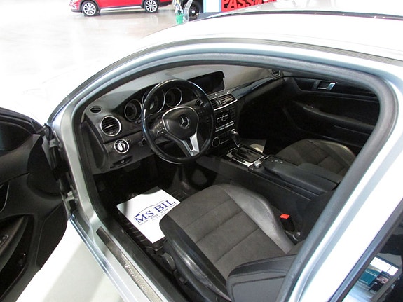 Mercedes-Benz C220 9 of 16