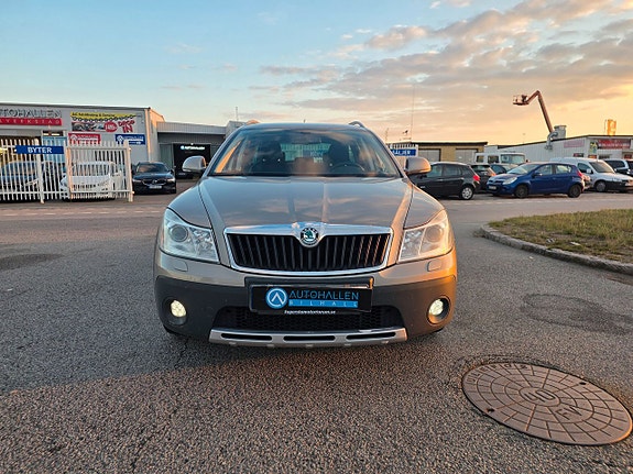 Skoda Octavia Scout 2 of 5