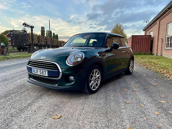 MINI Cooper 4 of 5