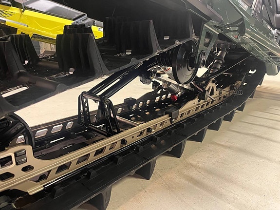 Summit X with Expert Pkg 850 E-TECTurbo R 154in 76mm -26 4 of 5