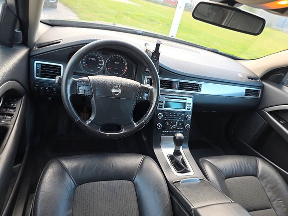 Volvo V70 10 of 30