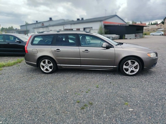 Volvo V70 2 of 5