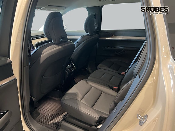 Volvo EX90 10 of 23