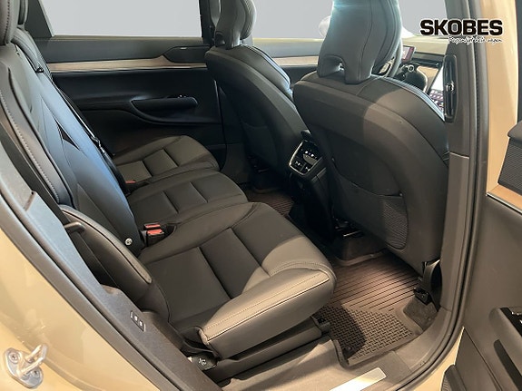Volvo EX90 11 of 23
