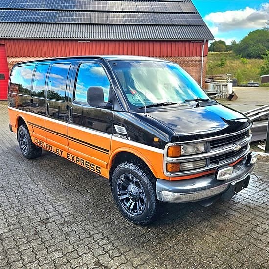 Chevrolet Express Van 2500 - American bus with space for 9 p
