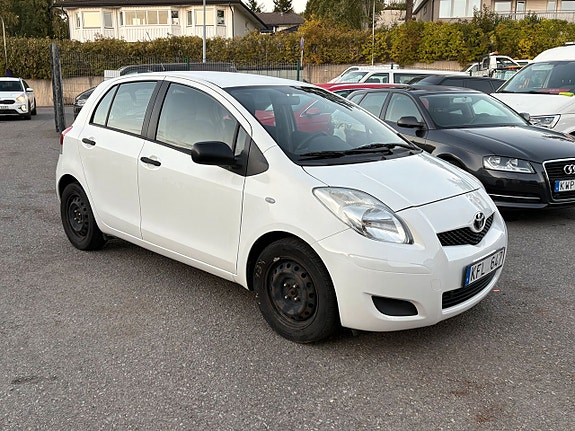 Toyota Yaris 2 of 5