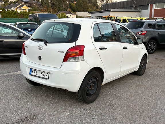 Toyota Yaris 4 of 5